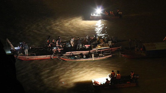 Hiện trường xuyên đêm tìm kiếm xe ô tô gặp nạn trên sông Hồng