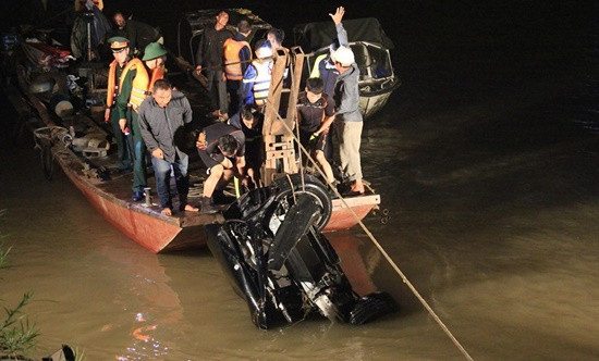 Vụ xe ô tô rơi xuống sông Hồng: Hai nạn nhân đều là nữ