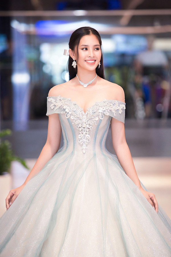 Hoa hậu Tiểu Vy hoá công chúa, Phí Phương Anh gợi cảm làm “nàng Moonroe”