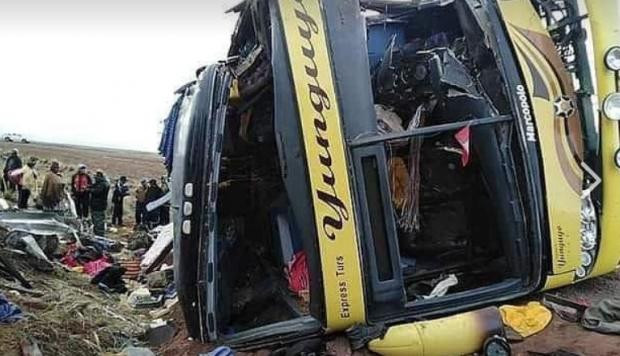 Xe bus đấu đầu trực diện xe tải chở khách tại Peru, hơn 50 người thương vong