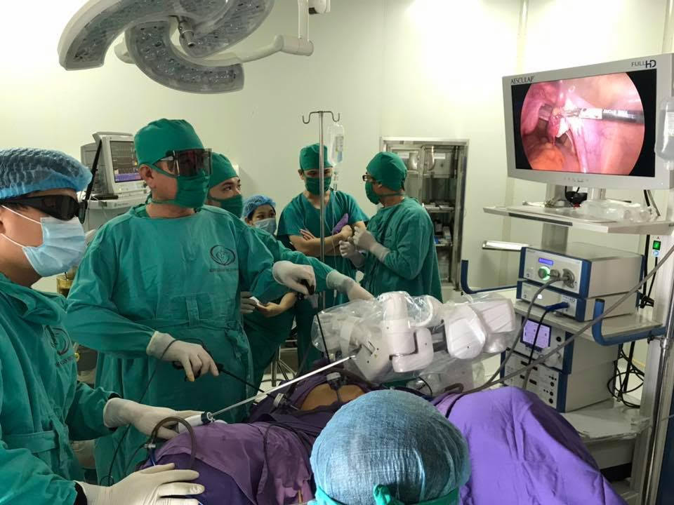 Ứng dụng cánh tay robot phẫu thuật nội soi ở bệnh viện tỉnh