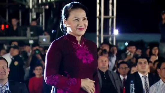 Khách quốc tế thích thú BST áo dài Đỗ Trịnh Hoài Nam tại lễ công bố giải F1 tại Hà Nội
