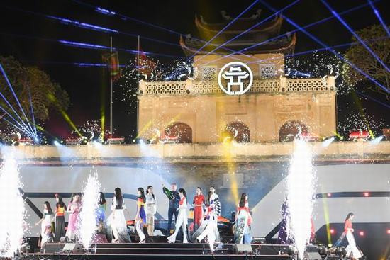 Khách quốc tế thích thú BST áo dài Đỗ Trịnh Hoài Nam tại lễ công bố giải F1 tại Hà Nội