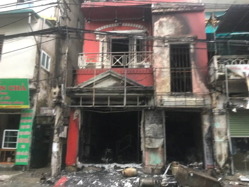 Ngôi nhà cháy ngùn ngụt sau tiếng nổ lớn, 2 người bị thương