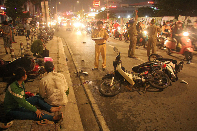 Ô tô “điên” đâm hàng loạt xe máy ở Sài Gòn, 5 người thương vong