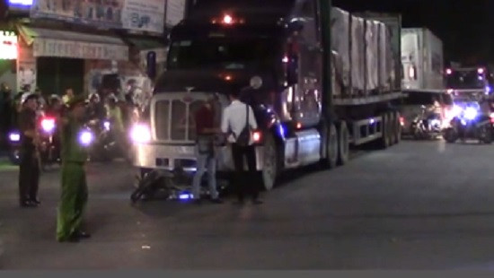 Nam công nhân tử vong sau va chạm với xe container