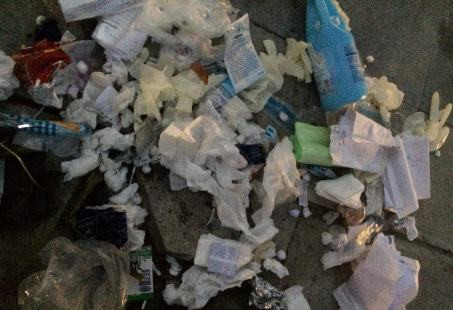 Phòng khám Việt Đức xả rác thải y tế ra môi trường