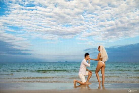 Cặp đôi 9x “gây bão” với ảnh cưới bikini cầu hôn ở bãi biển 