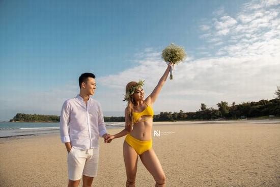Cặp đôi 9x “gây bão” với ảnh cưới bikini cầu hôn ở bãi biển 