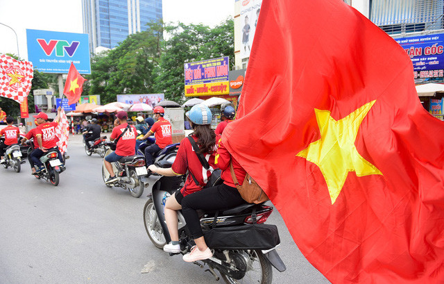 Cổ động viên đổ về sân Mỹ Đình chờ đón trận Việt Nam - Malaysia