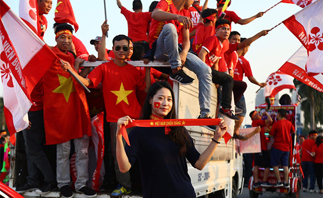 Cổ động viên đổ về sân Mỹ Đình chờ đón trận Việt Nam - Malaysia