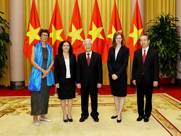 Tổng Bí thư, Chủ tịch nước tiếp các Đại sứ Uruguay, Na Uy, Canada và Trung Quốc