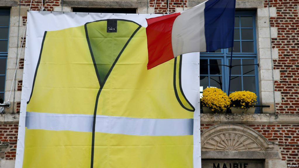 Áo Gile vàng, biểu tượng của phong trào biểu tình phản đối chính phủ Pháp tăng thuế lên giá xăng và dầu Diesel
