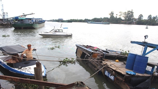 26 tấn hóa chất chìm dưới sông Đồng Nai đã được trục vớt