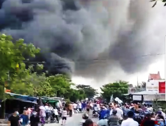 Tiền Giang: Lửa bốc dữ dội ở gần cầu Mỹ Thuận