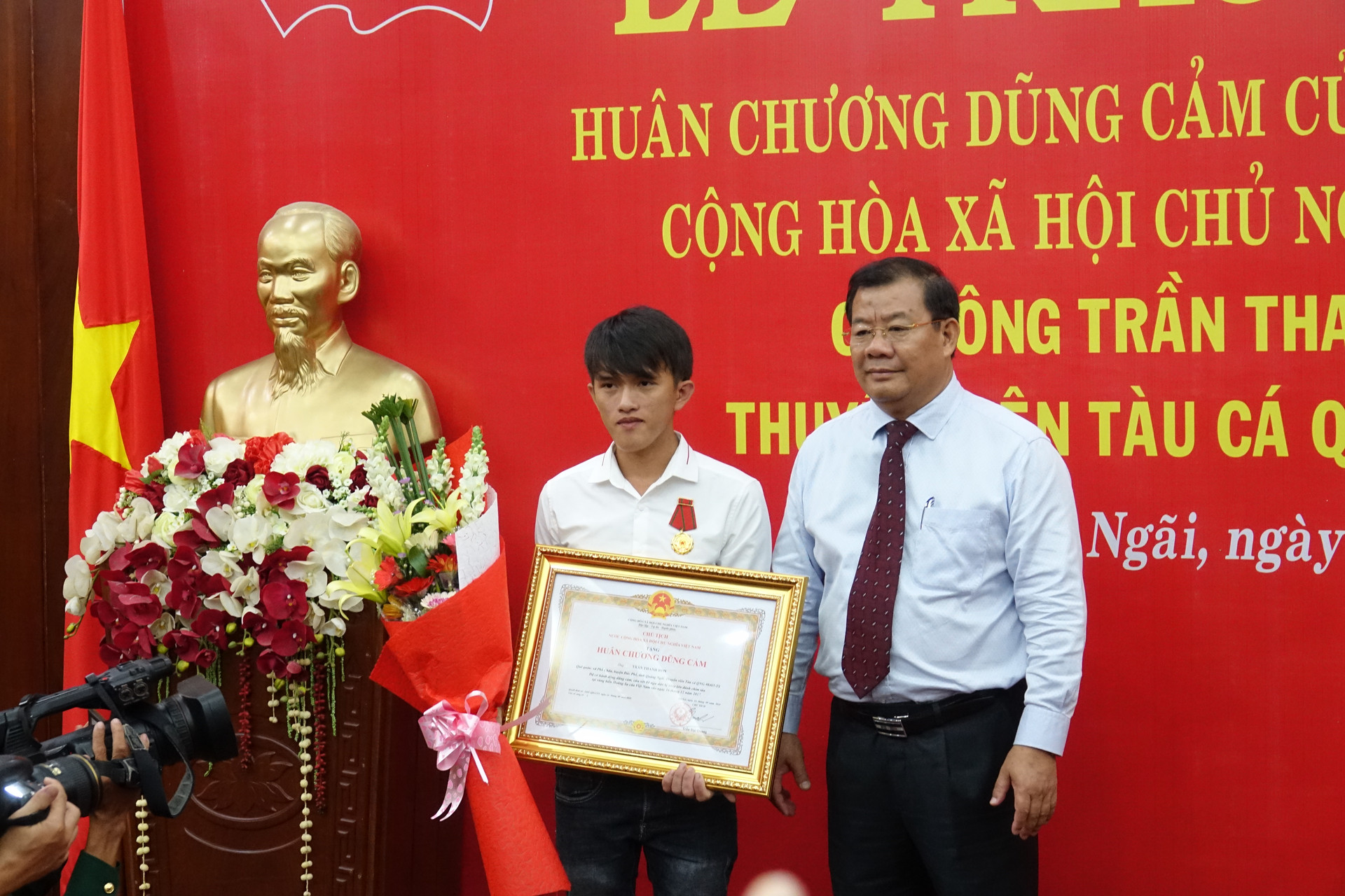 Trao tặng Huân chương dũng cảm của Chủ tịch nước cho ngư dân Quảng Ngãi