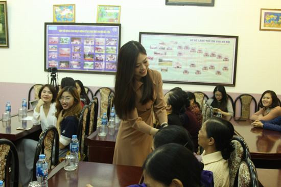 Á hậu Phương Nga diễn viên Lan Phương trao quà cho các nữ giáo viên trường SOS