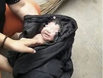 Phát hiện một bé sơ sinh trong thùng rác, mồm bị nhét đầy giấy ăn