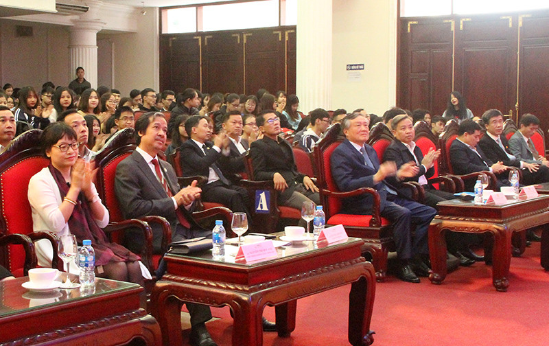 Chánh án TANDTC Nguyễn Hòa Bình tọa đàm, giao lưu với sinh viên Đại học Quốc gia Hà Nội