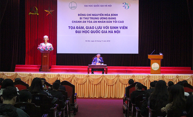 Chánh án TANDTC Nguyễn Hòa Bình tọa đàm, giao lưu với sinh viên Đại học Quốc gia Hà Nội
