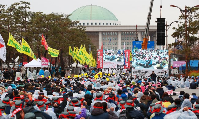 Tổng bãi công lớn nổ ra tại Hàn Quốc, hàng chục nghìn người tham gia