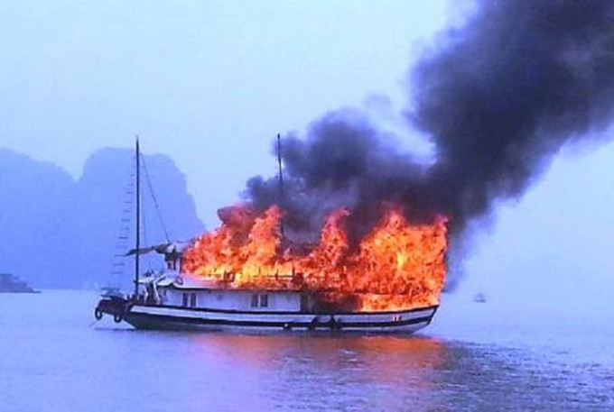 Tàu chở khách tuyến đảo Vân Đồn - Cô Tô cháy rụi trên mặt biển