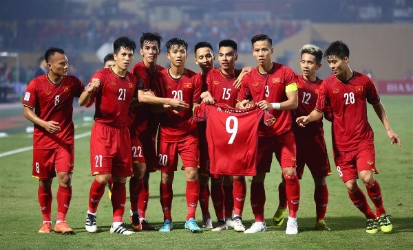 Thắng Campuchia 3-0 trên sân Hàng Đẫy, tuyển Việt Nam vào bán kết AFF Cup