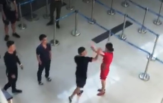 Vụ nhân viên hàng không bị hành hung tại sân bay: Do từ chối chụp ảnh cùng