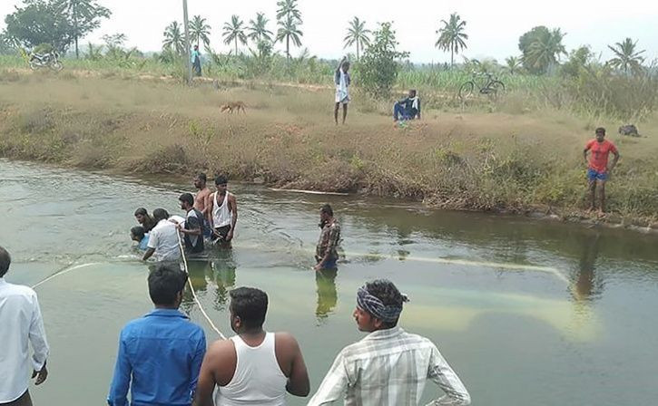 Ấn Độ: Xe buýt chở học sinh lao xuống sông, 28 người thiệt mạng
