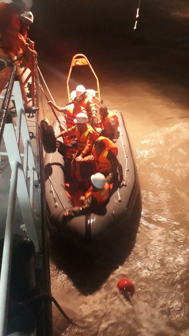 Cứu thành công 5 ngư dân gặp nạn khi neo đậu tránh trú bão số 9