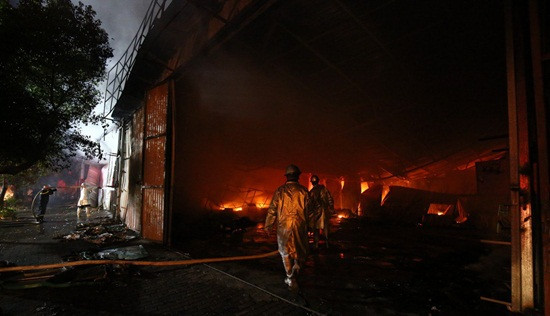 Xưởng nội thất ô tô cháy bùng cháy dữ dội trong đêm