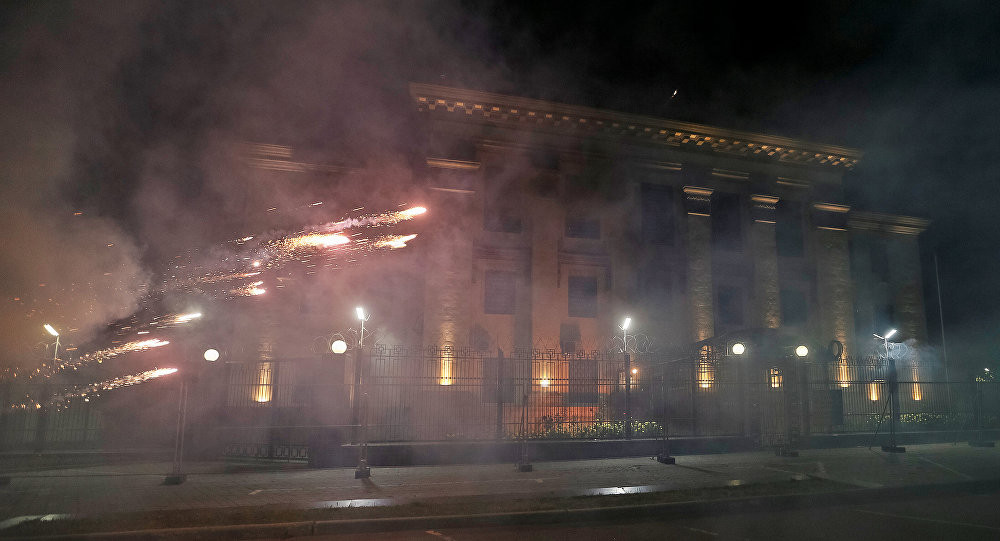 Nóng: Đại sứ quán Nga tại Kiev bị ném bom khói