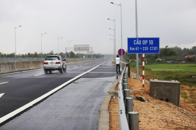 Thi công bù lún trên cao tốc Đà Nẵng – Quảng Ngãi