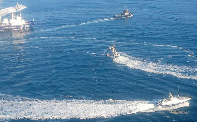 FSB: Tàu Ukraine “đã chuẩn bị sẵn sàng” pháo và “chĩa thẳng” vào tàu Nga