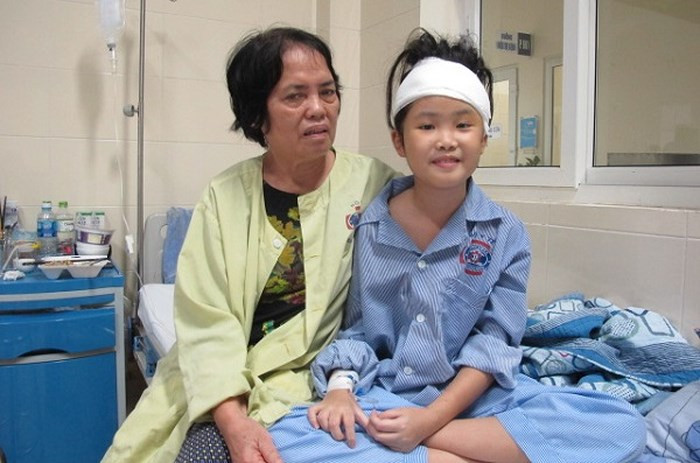 Ca mổ ngoạn mục cứu bé 10 tuổi bị u não trở về từ “cửa tử”