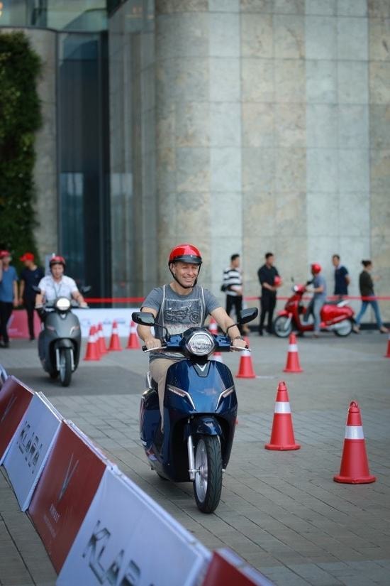 Khách hàng TP.HCM bất ngờ khi nhìn xe máy điện thông minh Klara “lướt” trong mưa lớn