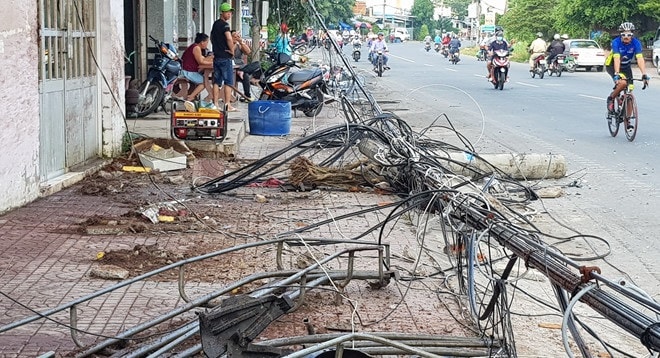 Ôtô 4 chỗ tông gãy trụ điện rồi lộn nhiều vòng 