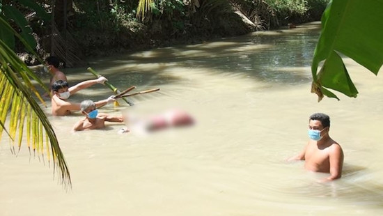 Một phụ nữ bị trói hai chân, tử vong dưới mương nước