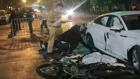 Tai nạn kinh hoàng giữa xe Audi và xe máy, 4 người thương vong