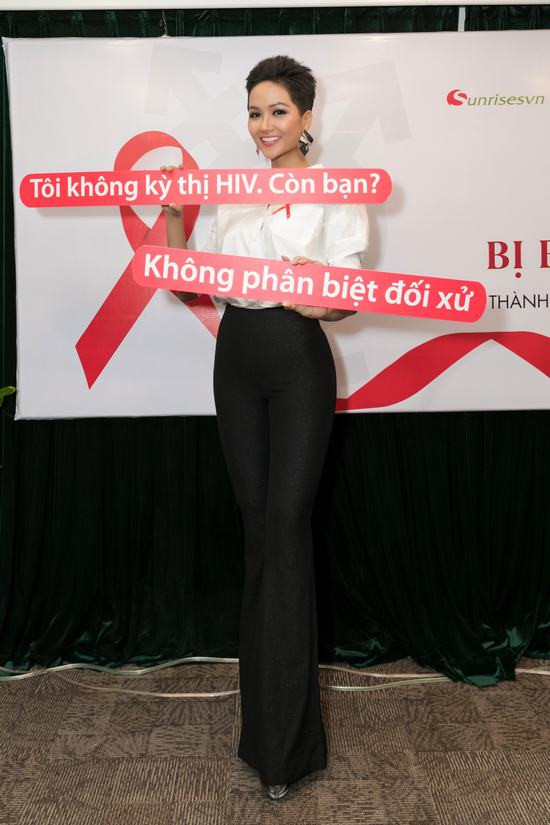 Hoa hậu H’Hen Niê và ý nghĩa của dải băng đỏ luôn đồng hành trên tay