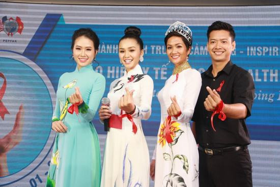 Hoa hậu H’Hen Niê và ý nghĩa của dải băng đỏ luôn đồng hành trên tay