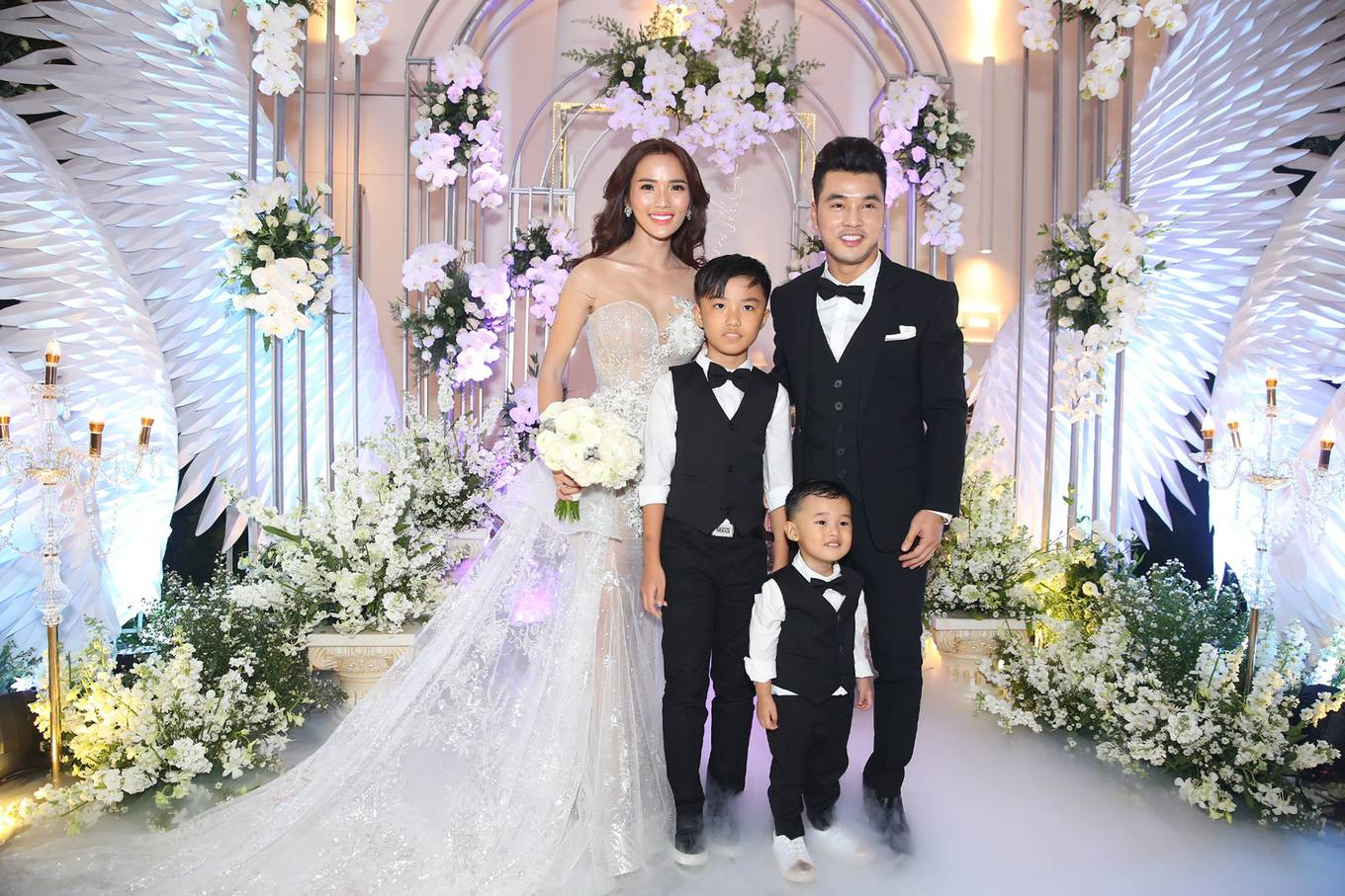 Đám cưới ngọt ngào của Ưng Hoàng Phúc - Kim Cương sau 6 năm sống chung