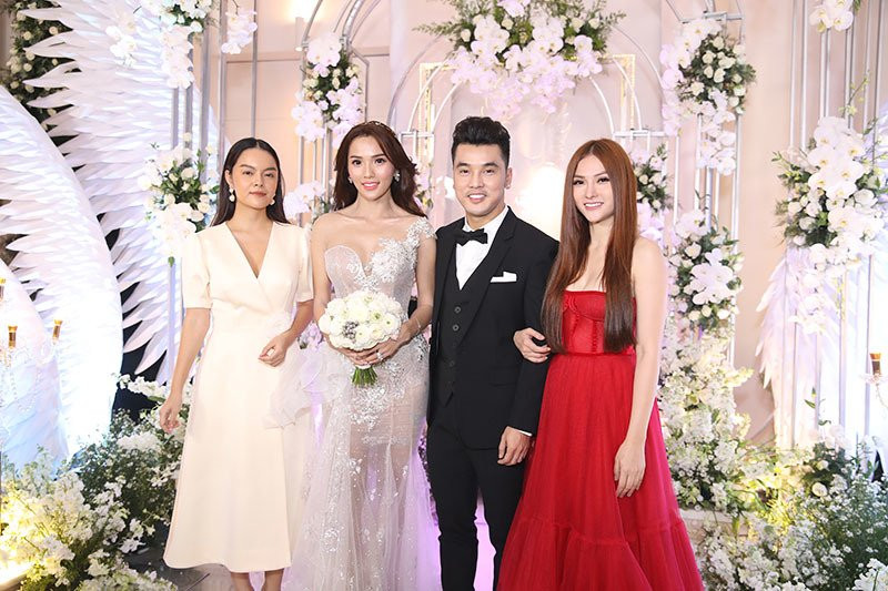 Đám cưới ngọt ngào của Ưng Hoàng Phúc - Kim Cương sau 6 năm sống chung