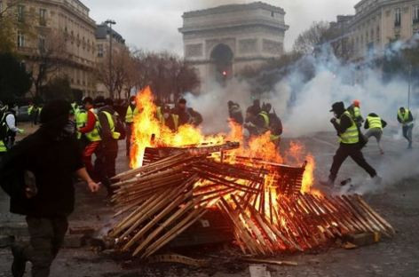 Pháp: Thủ tướng buộc phải hoãn tăng thuế nhiên liệu trước sức ép biểu tình