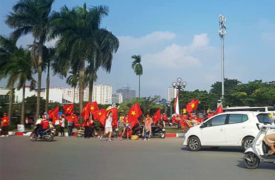 Tràn ngập sắc đỏ trước trận bán kết lượt về Việt Nam-Philippines