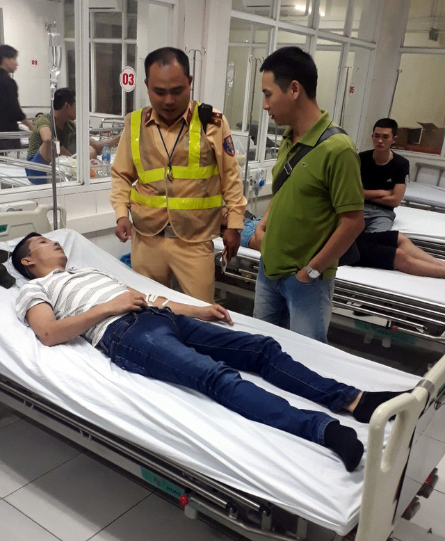 CSGT Hà Nội cứu nam thanh niên co giật khi đang lái ô tô
