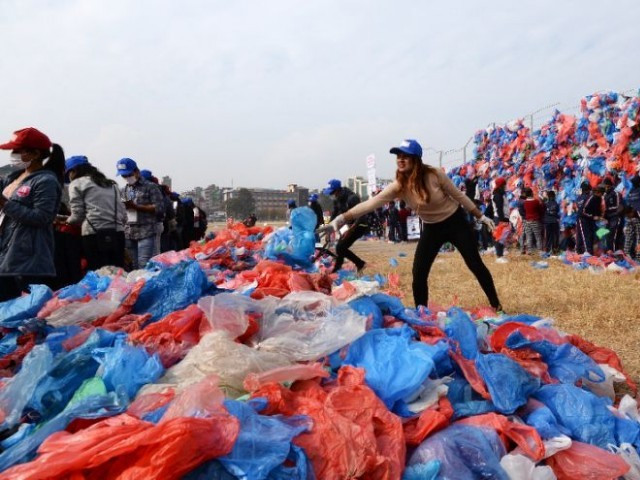 Nepal: Làm bản đồ Biển Chết từ 100.000 chiếc túi nilon đã qua sử dụng