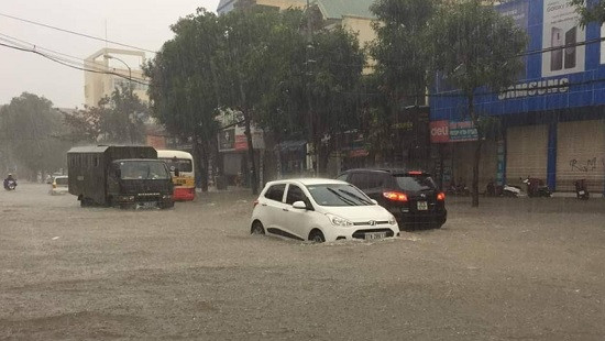 Nghệ An: Đường phố ngập sâu, hố tử thần xuất hiện sau mưa lớn