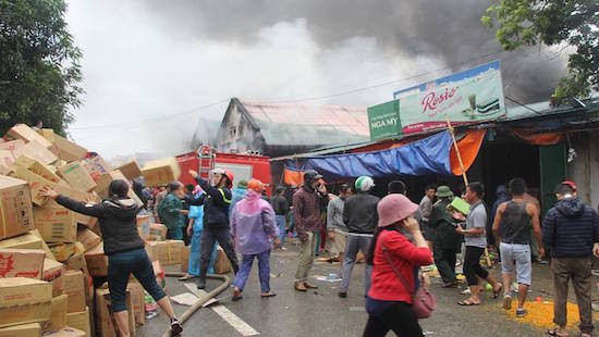 Nghệ An: Sau mưa lớn, kho hàng ở gần chợ Vinh bốc cháy dữ dội