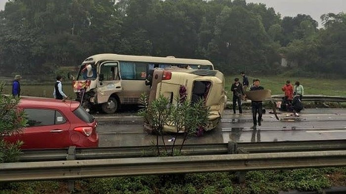 Xe khách lật chắn ngang cao tốc Nội Bài - Lào Cai, nhiều người bị thương